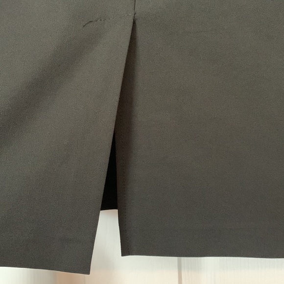 GLORIA Vanderbilt skirt with zipper and slit in back. - Picture 5 of 10